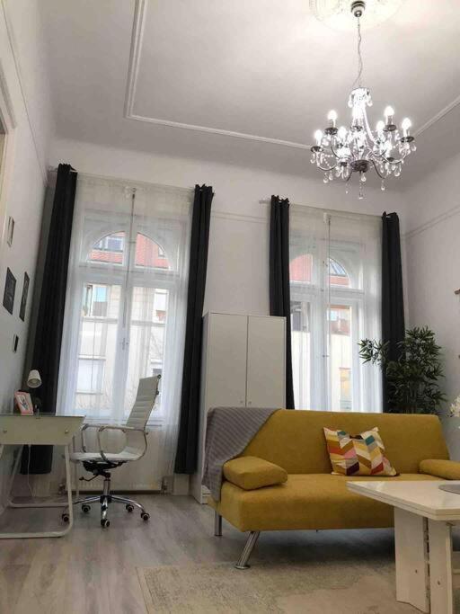 Perfect Location,Newly Decorated Modern, Large Place 60 M2, Really Quiet So You Can Have A Good Night Sleep, Ac, Netflix, Smart Tv, High-Speed Internet, World Famous New York Cafe Only 10 Minutes Walk 부다페스트 외부 사진