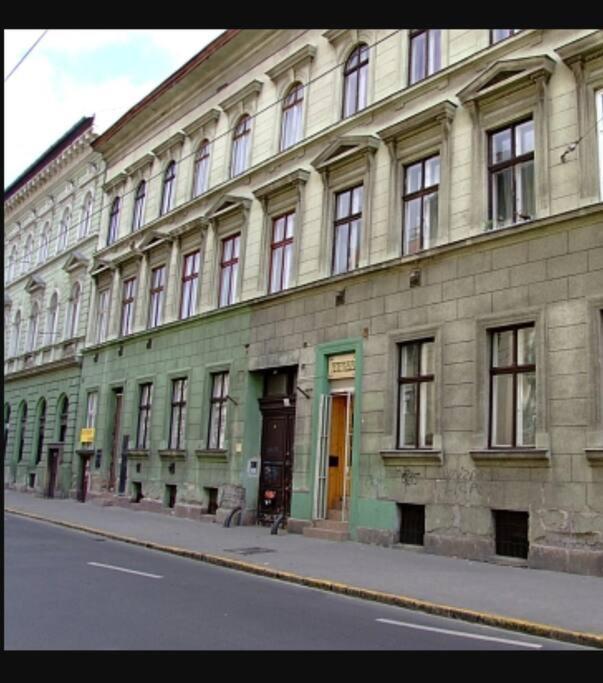 Perfect Location,Newly Decorated Modern, Large Place 60 M2, Really Quiet So You Can Have A Good Night Sleep, Ac, Netflix, Smart Tv, High-Speed Internet, World Famous New York Cafe Only 10 Minutes Walk 부다페스트 외부 사진