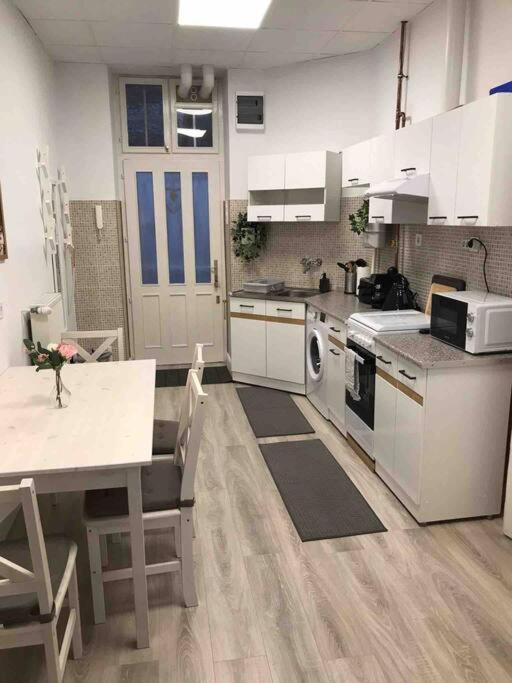 Perfect Location,Newly Decorated Modern, Large Place 60 M2, Really Quiet So You Can Have A Good Night Sleep, Ac, Netflix, Smart Tv, High-Speed Internet, World Famous New York Cafe Only 10 Minutes Walk 부다페스트 외부 사진