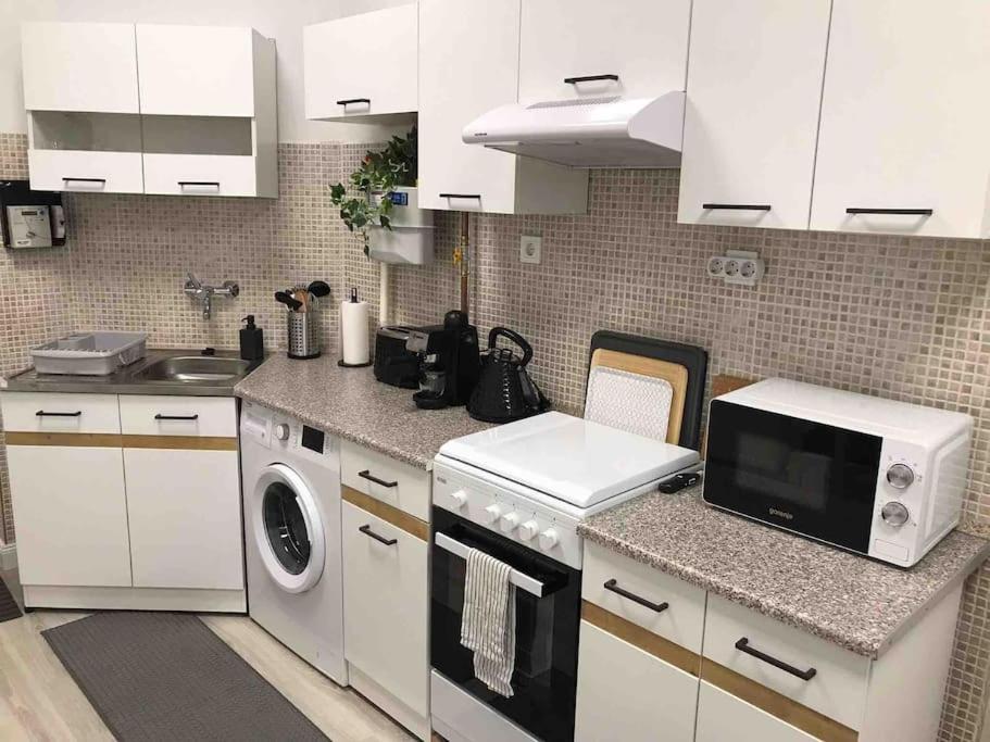 Perfect Location,Newly Decorated Modern, Large Place 60 M2, Really Quiet So You Can Have A Good Night Sleep, Ac, Netflix, Smart Tv, High-Speed Internet, World Famous New York Cafe Only 10 Minutes Walk 부다페스트 외부 사진