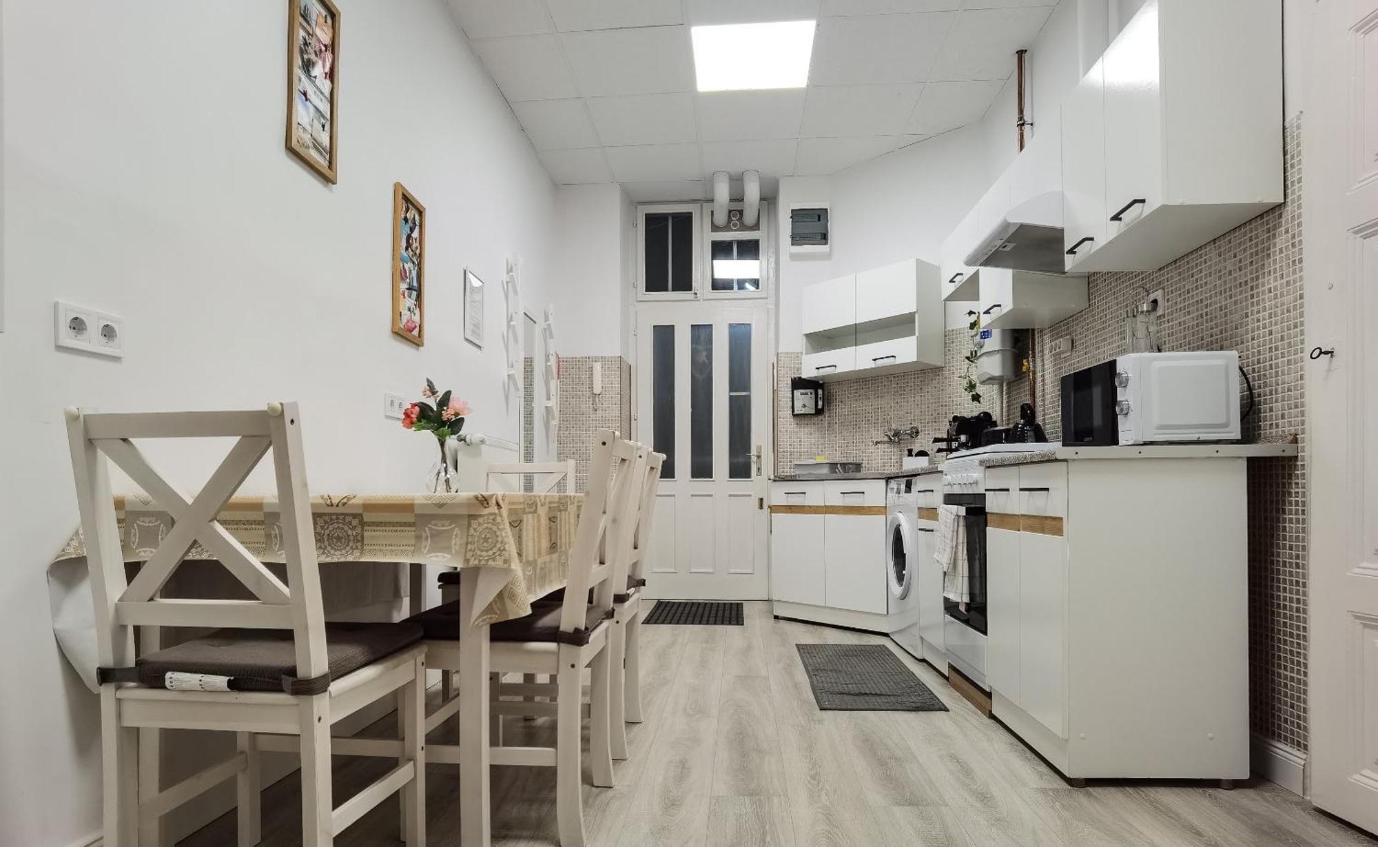 Perfect Location,Newly Decorated Modern, Large Place 60 M2, Really Quiet So You Can Have A Good Night Sleep, Ac, Netflix, Smart Tv, High-Speed Internet, World Famous New York Cafe Only 10 Minutes Walk 부다페스트 외부 사진