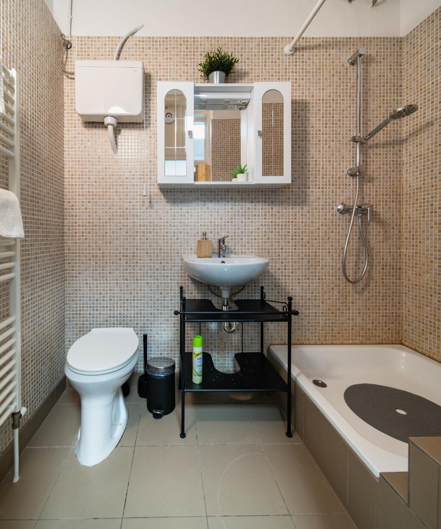 Perfect Location,Newly Decorated Modern, Large Place 60 M2, Really Quiet So You Can Have A Good Night Sleep, Ac, Netflix, Smart Tv, High-Speed Internet, World Famous New York Cafe Only 10 Minutes Walk 부다페스트 외부 사진